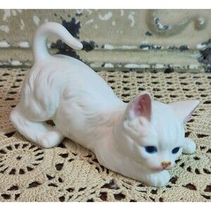 Adorable Vtg Porcelain White Persian Cat Figurine w/ Blue Eyes Ready to Pounce